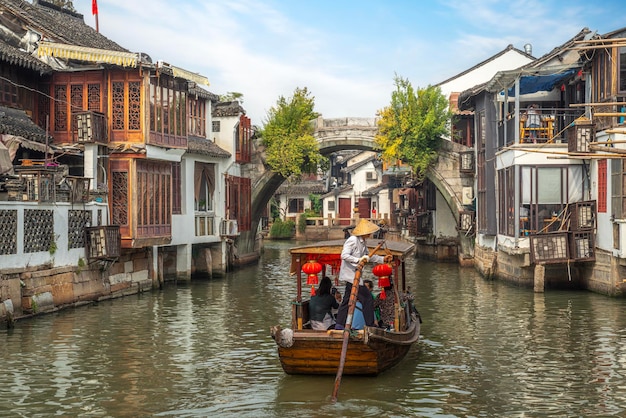 Foto viaje en barco de puente de piedra y ciudad de agua en el pueblo de zhouzhuang en la ciudad de shanghai, china