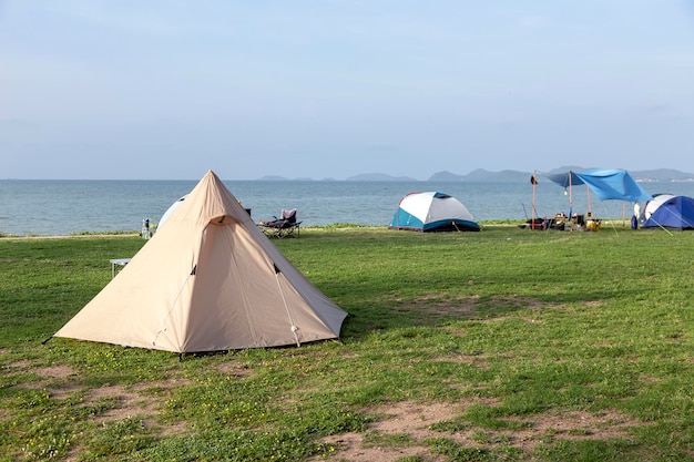 Viaje de campamento en carpa recorriendo el mar oceánico en actividades al aire libre