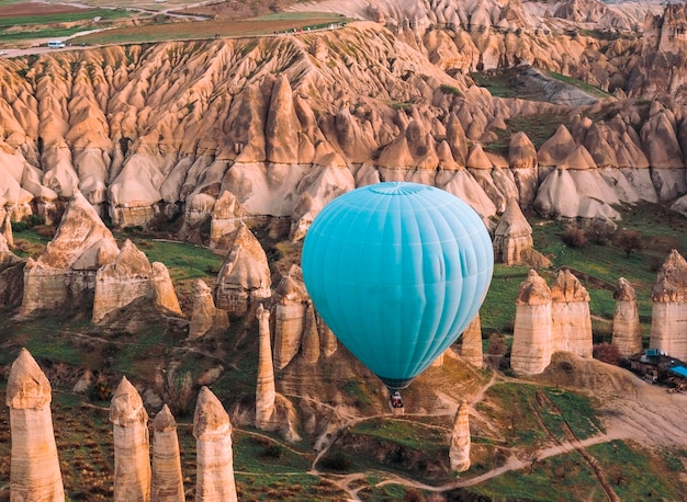 Viaje en Capadocia Globos aerostáticos coloridos que sobrevuelan el valle a la hora del amanecer con destino especial para el desayuno en Turquía