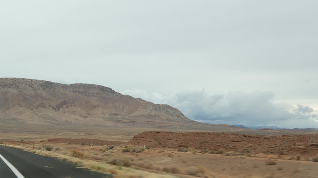 Viaje por carretera al Gran Cañón, Arizona, EE. UU., Conduciendo en automóvil desde Utah. Ruta 89. Autoestop viajando en América, viaje local, ambiente tranquilo del salvaje oeste de tierras indias. Vista de la carretera a través del parabrisas del coche.