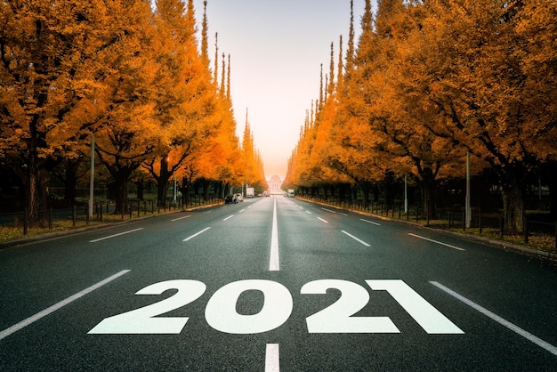 Viaje por carretera de año nuevo 2021 y concepto de visión futura. Paisaje natural con carretera que conduce a la celebración del feliz año nuevo a principios de 2021 para un comienzo fresco y exitoso.
