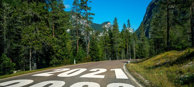 Viaje por carretera de año nuevo 2021 y concepto de visión futura