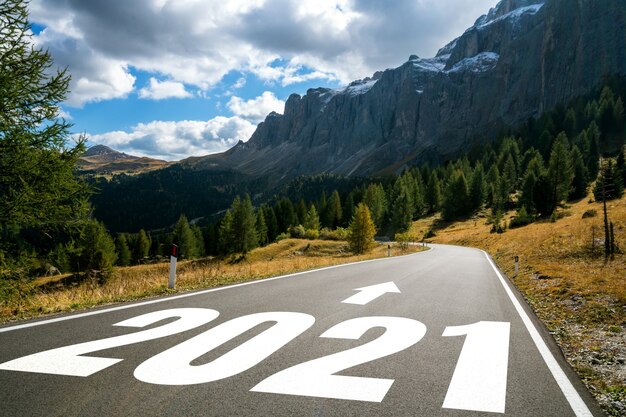 Viaje por carretera de año nuevo 2021 y concepto de visión futura