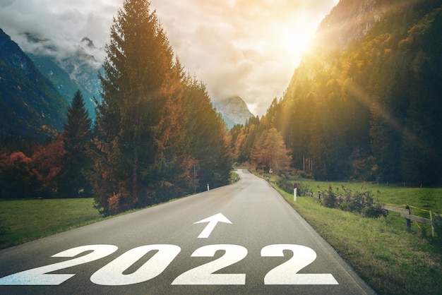 Viaje por carretera de año nuevo 2022 y concepto de visión futura