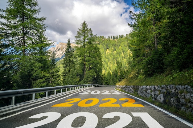 Viaje por carretera de año nuevo 2022 y concepto de visión futura