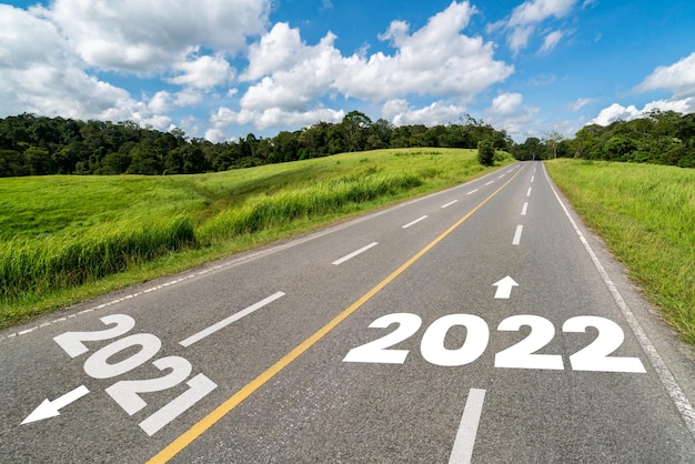 Foto viaje por carretera de año nuevo 2022 y concepto de visión futura