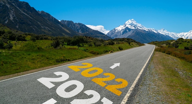 Foto viaje por carretera de año nuevo 2022 y concepto de visión futura