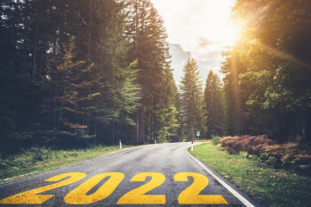 Viaje por carretera de año nuevo 2022 y concepto de visión futura