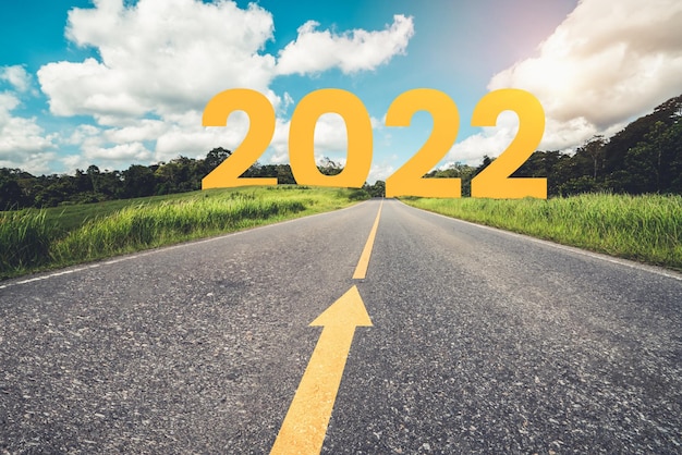 Foto viaje por carretera de año nuevo 2022 y concepto de visión futura