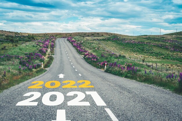 Foto viaje por carretera de año nuevo 2022 y concepto de visión futura