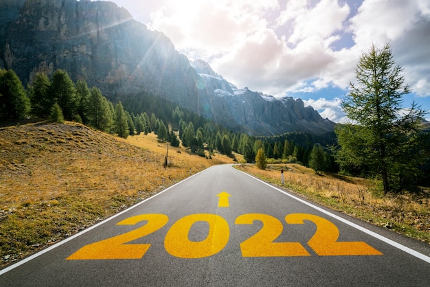 Viaje por carretera de año nuevo 2022 y concepto de visión futura