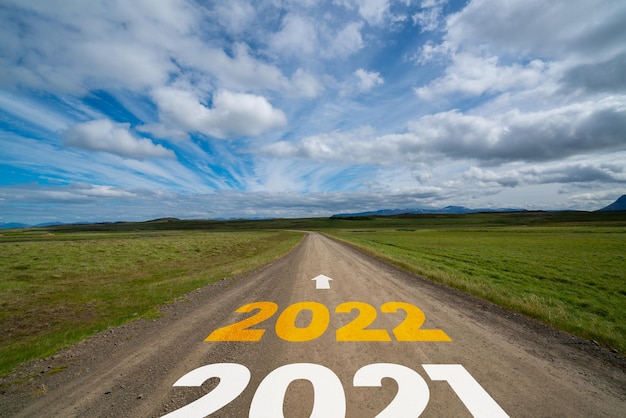 Foto viaje por carretera de año nuevo 2022 y concepto de visión futura
