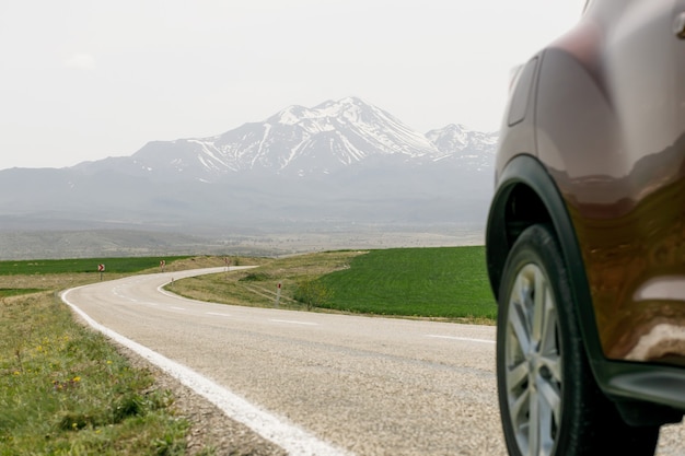 Viaje por carretera en coche, la carretera conduce a las montañas.