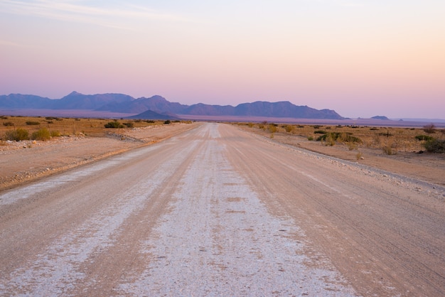 Viaje por carretera en el desierto de Namib, Namib Naukluft National Park, destino de viaje en Namibia. Aventuras de viaje en África.