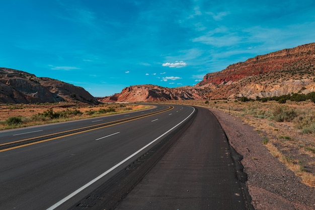 Viaje por carretera en el fondo del desierto de arizona de la carretera y el cielo