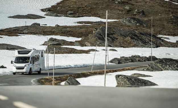 Viaje por carretera en furgoneta de campamento de Vestaland, Noruega