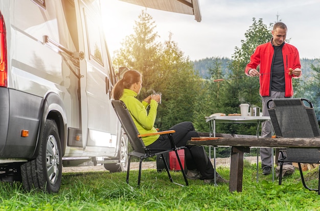 Foto viaje por carretera de pareja caucásica y autocaravana