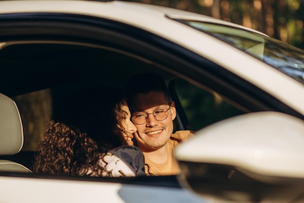 Viaje por carretera viajes citas pareja y personas concepto feliz hombre y mujer conduciendo en coche descapotable al aire libre