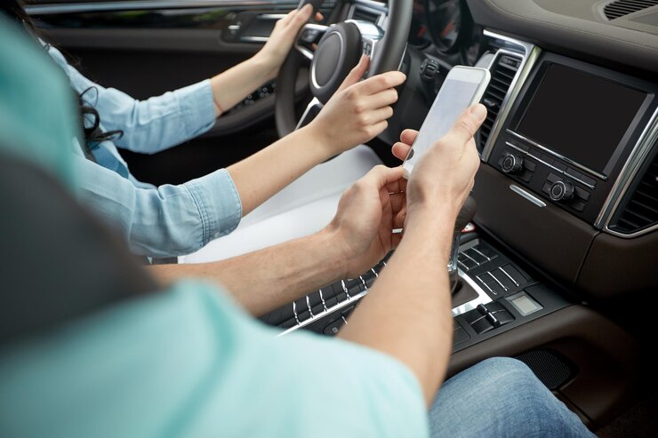 Foto viaje por carretera, viajes, tecnología y concepto de personas - hombre y mujer felices con teléfono inteligente conduciendo en coche