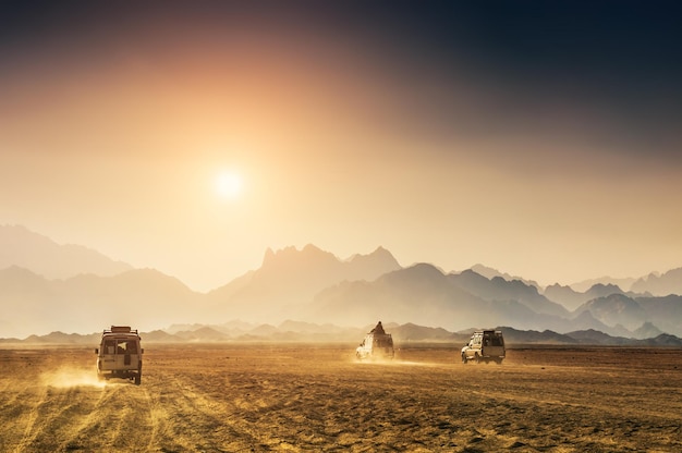 Viaje en coche por el desierto. Hermosas montañas en el desierto de Arabia al atardecer.