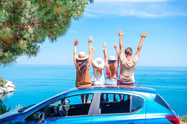 Viaje en coche de verano y familia joven de vacaciones.