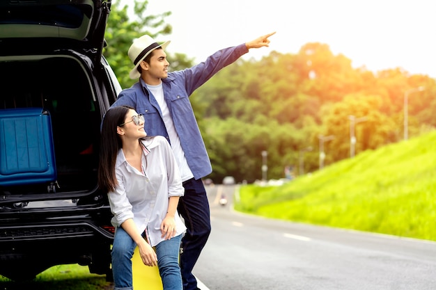 Viaje en coche en verano, grupo de amigos hombres y mujeres que disfrutan de viajar en coche