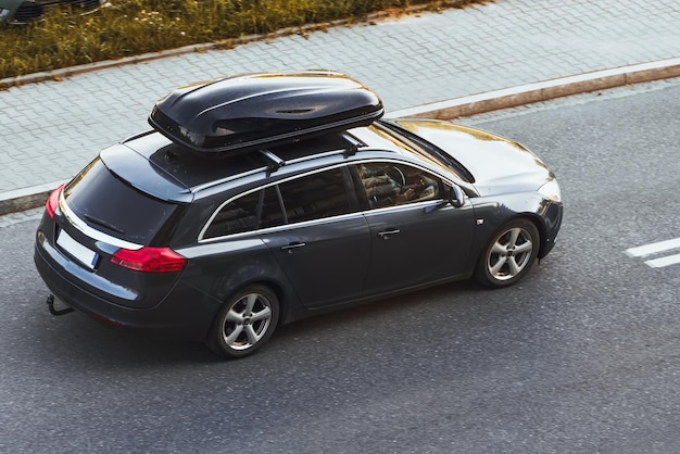 El viaje comienza con el coche con la caja de carga viaja por la carretera urbana