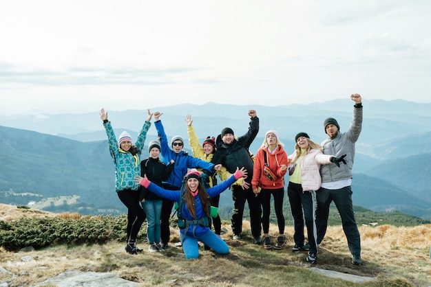 Viaje conjunto a la montaña en una gran empresa