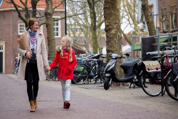 Viaje por Europa. Feliz madre e hija pasean por la ciudad vieja de Delft, Países Bajos