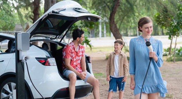 Viaje familiar por carretera vacaciones con vehículo eléctrico encantador automóvil familiar de recarga EV con energía verde y limpia Viajes en automóvil naturales y ecológicos para un medio ambiente sostenible Perpetuo