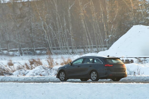 Viaje familiar en invierno Prepare su vehículo con neumáticos de invierno y una batería potente para viajes seguros en condiciones frías Le esperan aventuras en la nieve
