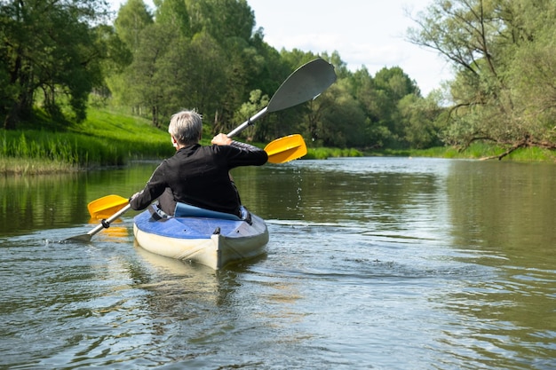 Viaje familiar en kayak para el señor y la señora Un matrimonio de ancianos remando en un bote en el río una caminata acuática una aventura de verano deportes relacionados con la edad juventud mental y turismo de salud vejez activa