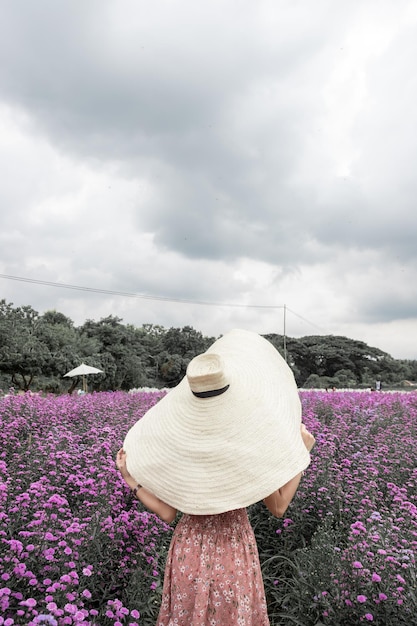 Viaje feliz com um jardim de flores