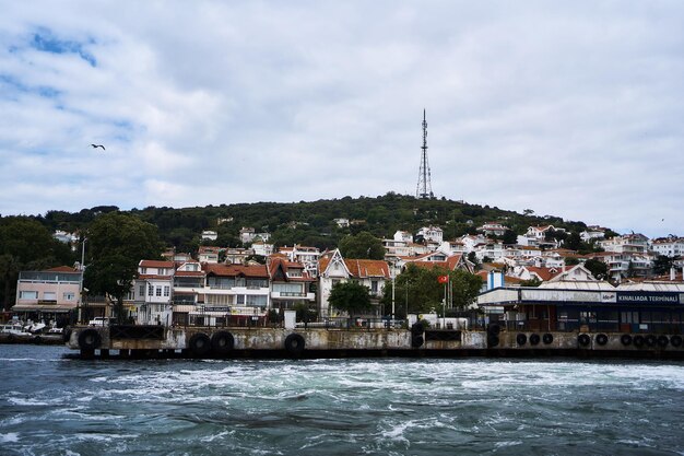 Foto viaje en ferry a las islas príncipes desde estambul vista de islas y barcos