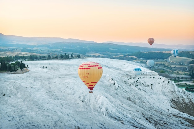 Viaje en globo aerostático sobre la Montaña Blanca Pamukkale Turquía