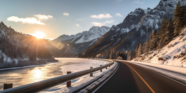 Viaje de invierno Atardecer en una carretera de montaña brillante