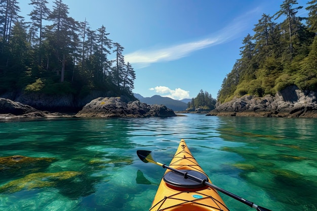 Viaje en kayak amarillo desde una perspectiva en primera persona en el océano