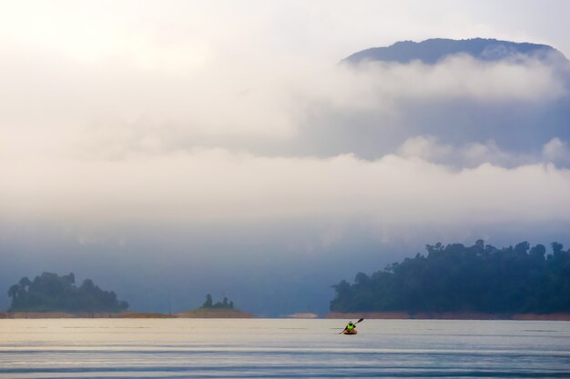 Viaje en kayak y piragüismo con mujeres. ver montaña