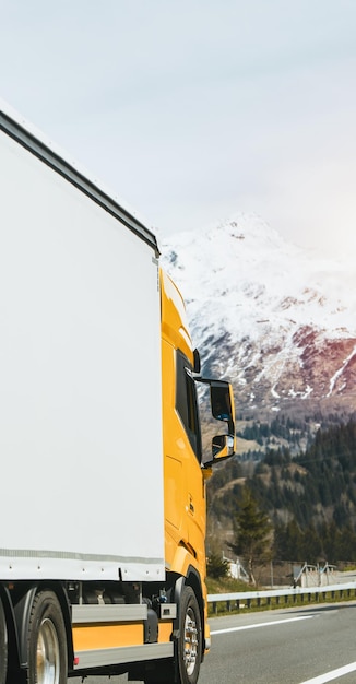 Foto viaje logístico europeo a través de autopistas camiones modernos conquistan carreteras y entregan mercancías