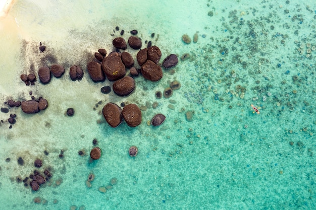 Foto viaje por el mar de tailandia con roca volcánica, coral y actividad al aire libre, esta imagen se puede usar para verano, playa, vacaciones, viajes, asia, kayak, buceo, natación y snorkel