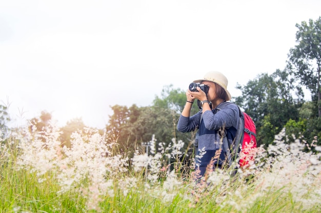 Viaje de la mochila de las mujeres con fotografía