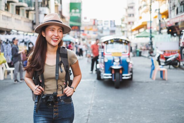 Foto viaje de mochilero turístico de mujer asiática en carretera