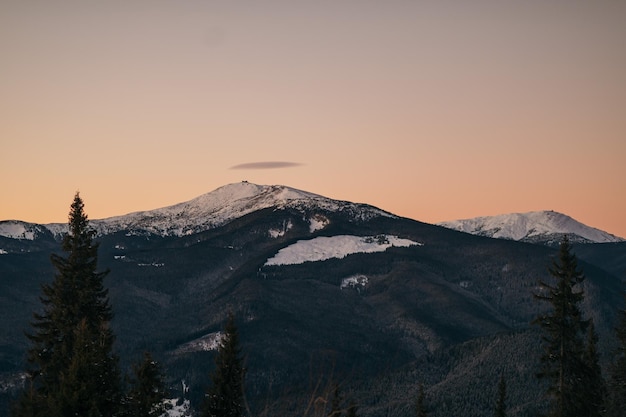 Un viaje de montaña cubierto de nieve