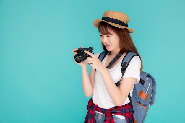 Viaje de mujer asiática joven vistiendo moda viajes verano y tomando fotos