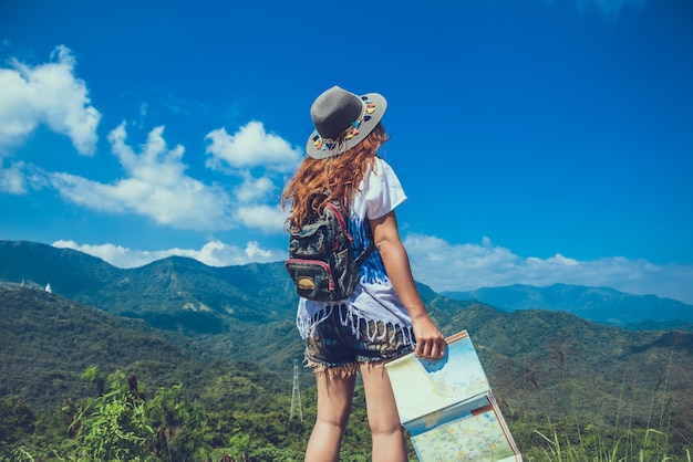 Foto viaje mujer asiática relajarse en las vacaciones