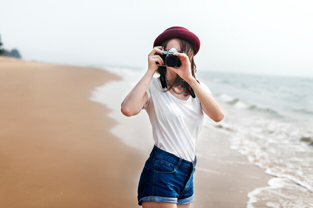 Viaje de mujer fotografiando concepto de playa