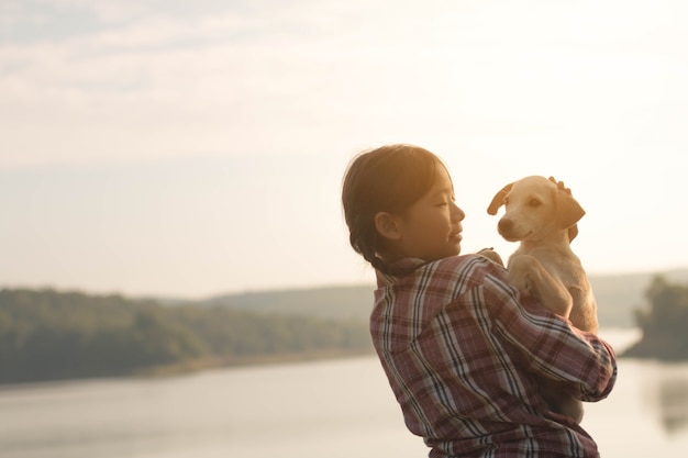 Viaje de niña con perro