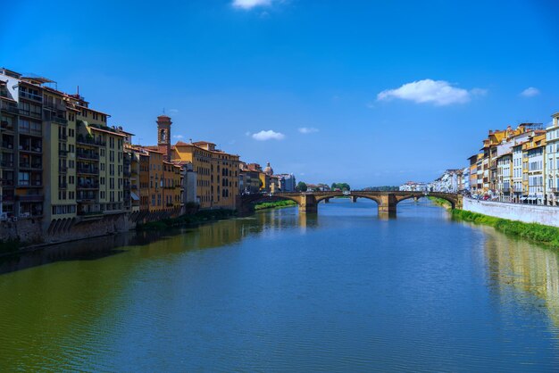 Viaje para a Itália - Rio Arno com a ponte Ponte alla Carraia na cidade de Florença