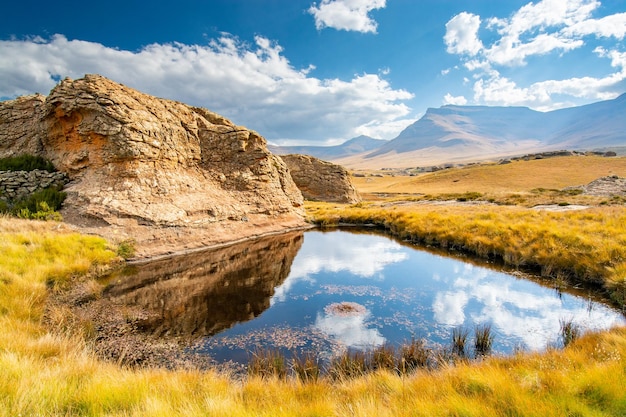 Viaje para as pastagens e formações rochosas de Lesotho Ponds e colinas do Parque Nacional Sehlabathebe