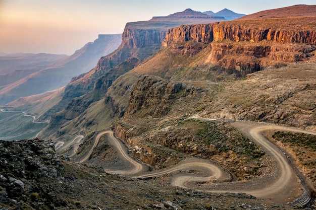 Viaje para Lesoto A sinuosa estrada de terra Sani Pass entre a África do Sul e Lesoto